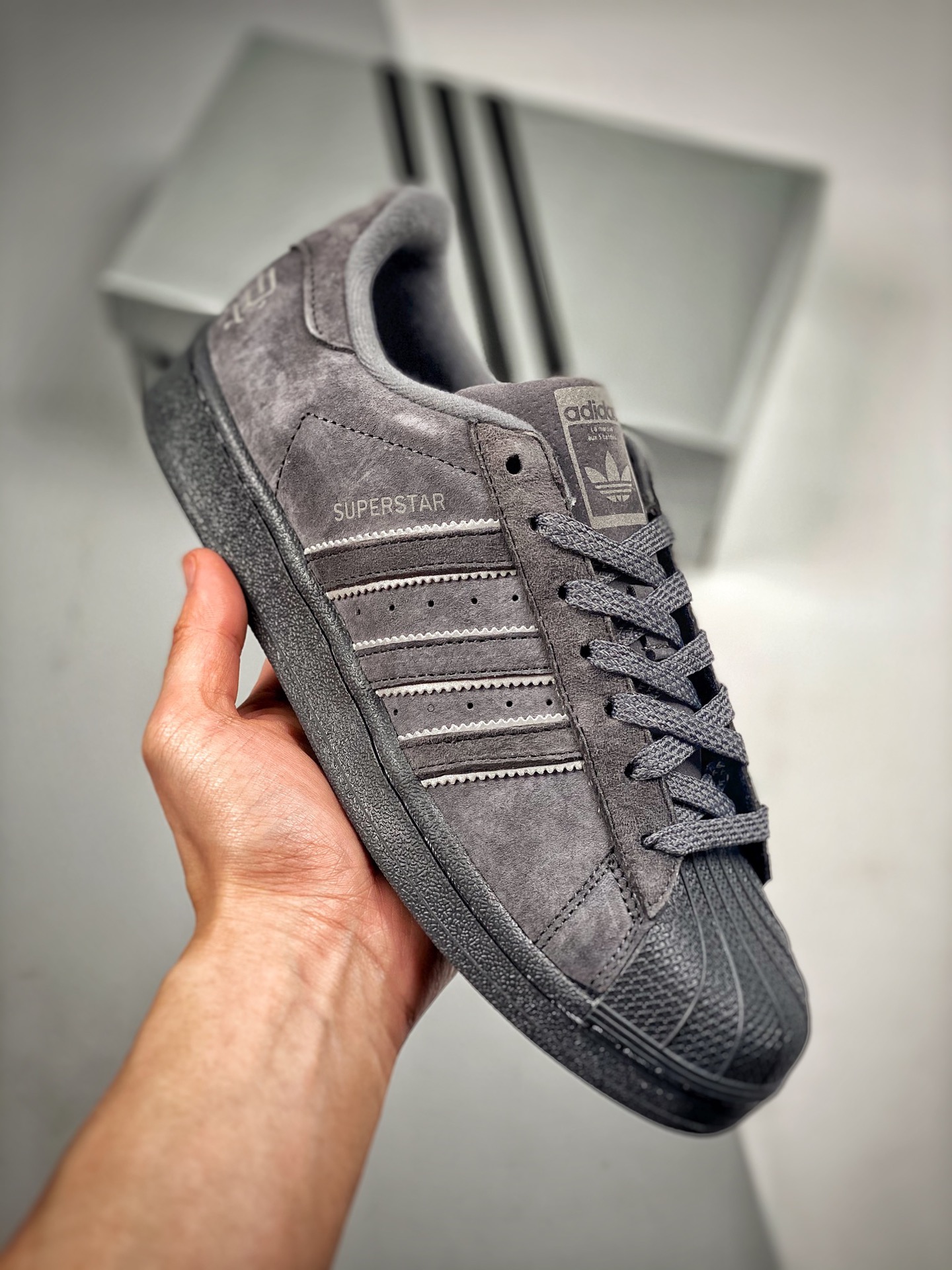 加拿大温哥华品牌🏆卫冕冠军二代Reigning Champ x Adidas Originals Superstar 灰白 贝壳头经典百搭休闲运动板鞋。 70年代诞生之初SUPERSTAR就定位于低帮篮球鞋，由于贝壳…