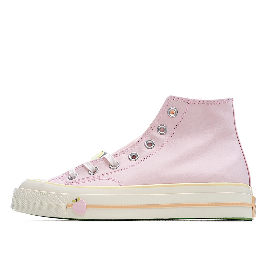 G0 实拍Converse 1970s 匡威蜜桃匡威也太好看了冲春天来的很慢，春天才有浪漫 这次匡威不调色了改做水果拼盘了粉/白绝配春天~这次匡威选择在经典的Chuck70HI鞋身造型上，以白色帆布鞋面、绿色鞋底、杏色内衬及中底线条、水果元素装饰呈现极具春夏风格的鞋身设计。全新的女生专属规格也令这款经典球鞋增添几分活泼的运动感觉A02297C
