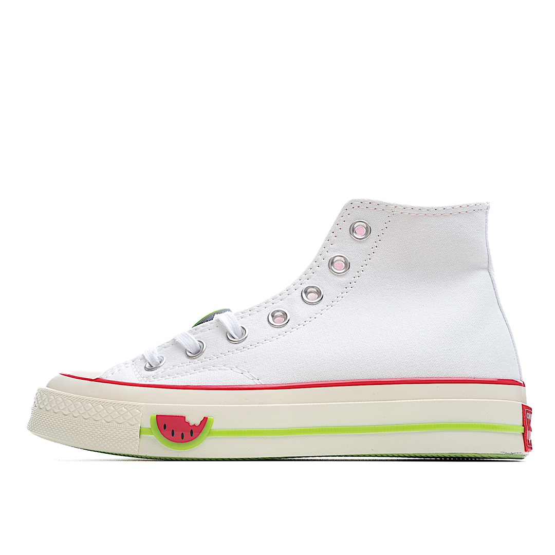 G0 实拍Converse 1970s 匡威西瓜匡威也太好看了冲春天来的很慢，春天才有浪漫 这次匡威不调色了改做水果拼盘了粉/白绝配春天~这次匡威选择在经典的Chuck70HI鞋身造型上，以白色帆布鞋面、绿色鞋底、杏色内衬及中底线条、水果元素装饰呈现极具春夏风格的鞋身设计。全新的女生专属规格也令这款经典球鞋增添几分活泼的运动感觉A02297C