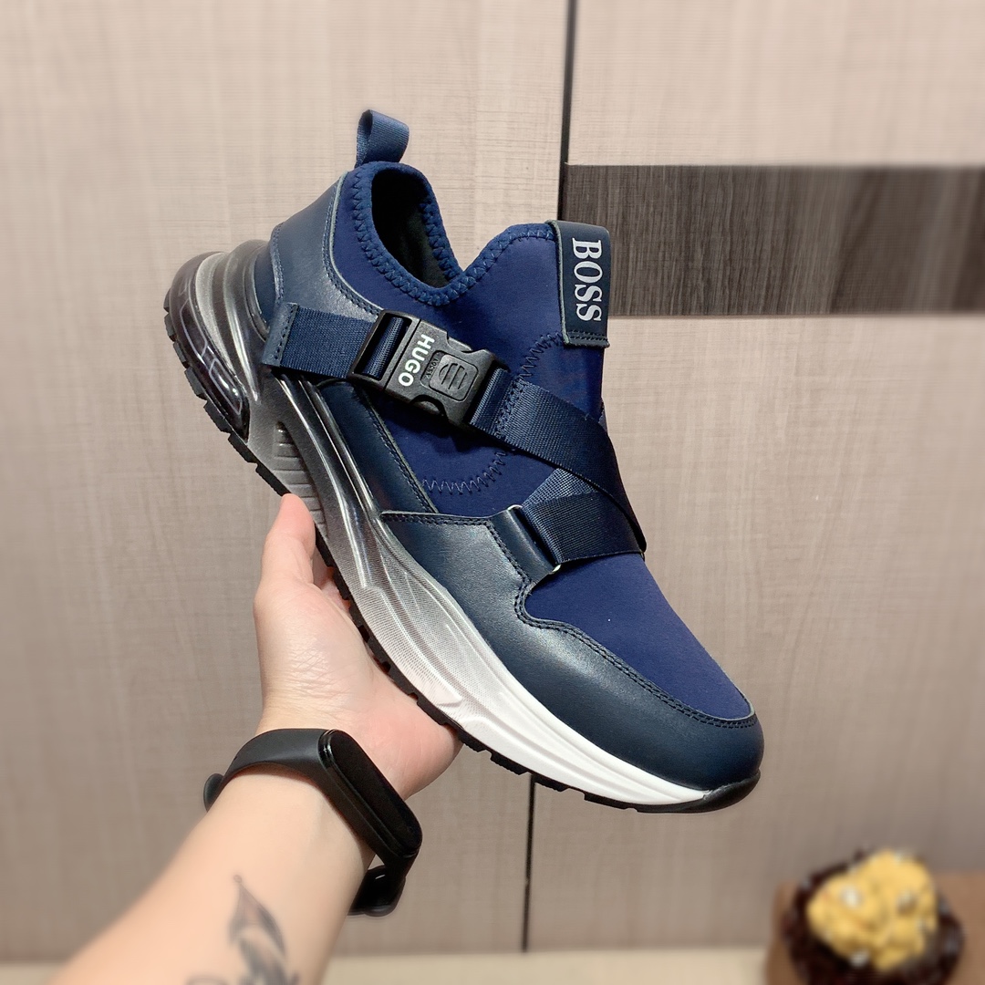 I5   原版1:1 BOSS* 官网•同款高•版本最新•爆款休闲驾车鞋，专柜1:1。顶端品牌[勾引]奢侈～代购，顶级～质量。专柜同卖产品[强]鞋面選用进口透气牛皮搭配弹力布面料材质➕透气羊皮垫里•精细做工。原版个性时尚柔软橡膠耐磨防滑大底，上脚轻巧舒适，实物拍摄🎬實物更好看，a12广州码: 38-44，4️⃣色，长期有货