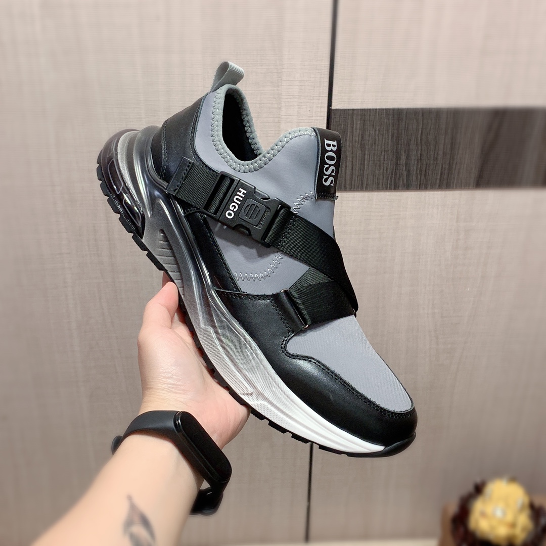 I5   原版1:1 BOSS* 官网•同款高•版本最新•爆款休闲驾车鞋，专柜1:1。顶端品牌[勾引]奢侈～代购，顶级～质量。专柜同卖产品[强]鞋面選用进口透气牛皮搭配弹力布面料材质➕透气羊皮垫里•精细做工。原版个性时尚柔软橡膠耐磨防滑大底，上脚轻巧舒适，实物拍摄🎬實物更好看，a12广州码: 38-44，4️⃣色，长期有货