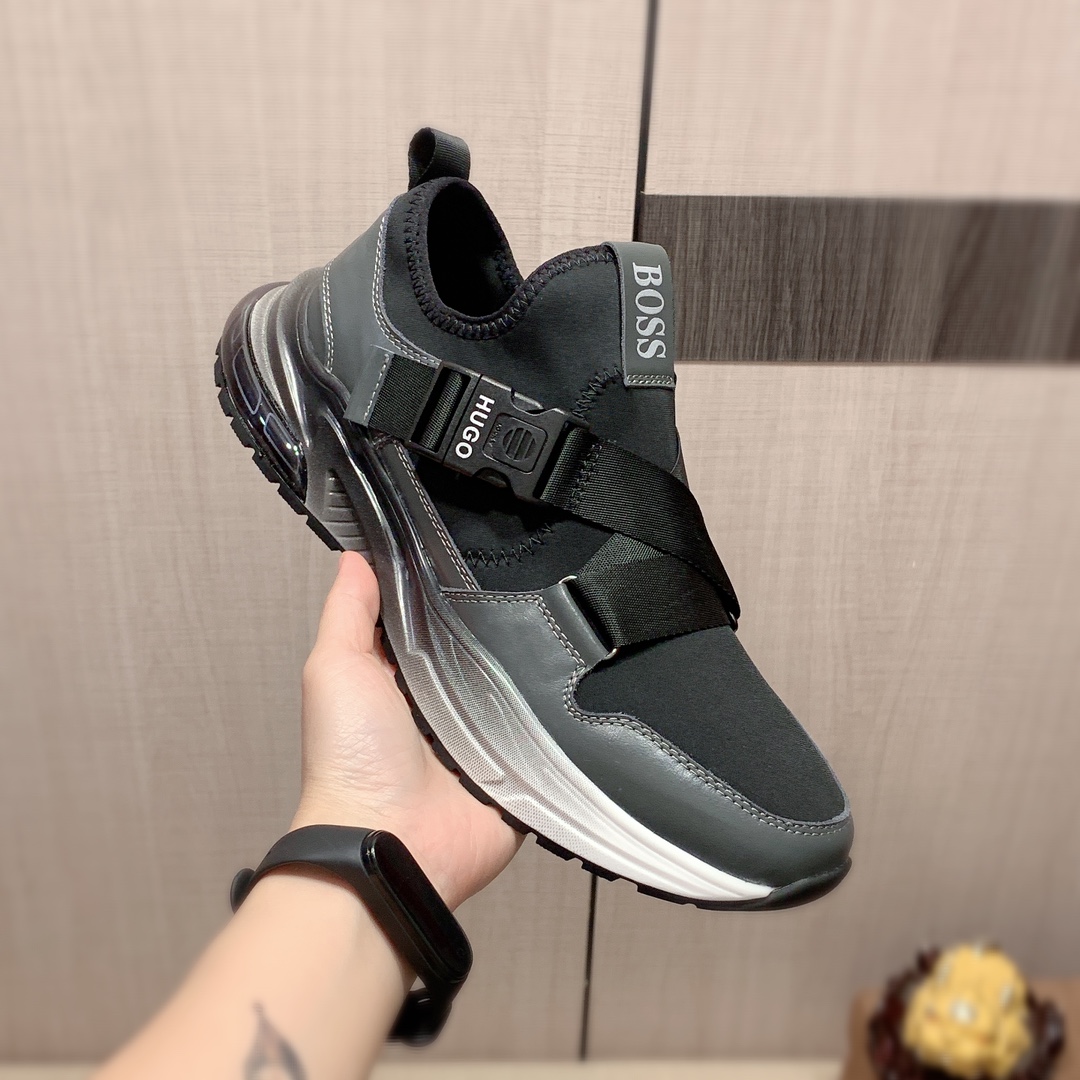 I5   原版1:1 BOSS* 官网•同款高•版本最新•爆款休闲驾车鞋，专柜1:1。顶端品牌[勾引]奢侈～代购，顶级～质量。专柜同卖产品[强]鞋面選用进口透气牛皮搭配弹力布面料材质➕透气羊皮垫里•精细做工。原版个性时尚柔软橡膠耐磨防滑大底，上脚轻巧舒适，实物拍摄🎬實物更好看，a12广州码: 38-44，4️⃣色，长期有货