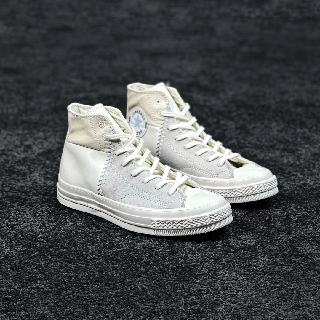 G0 匡威解构又出啦Converse Chuck 1970s 复古皮革拼接用更加粗大车缝线将三部分鞋身重新缝合，完美组成一双全新的70s，整体看起来非常柔和舒适，皮质鞋身给整体带来高级的感觉