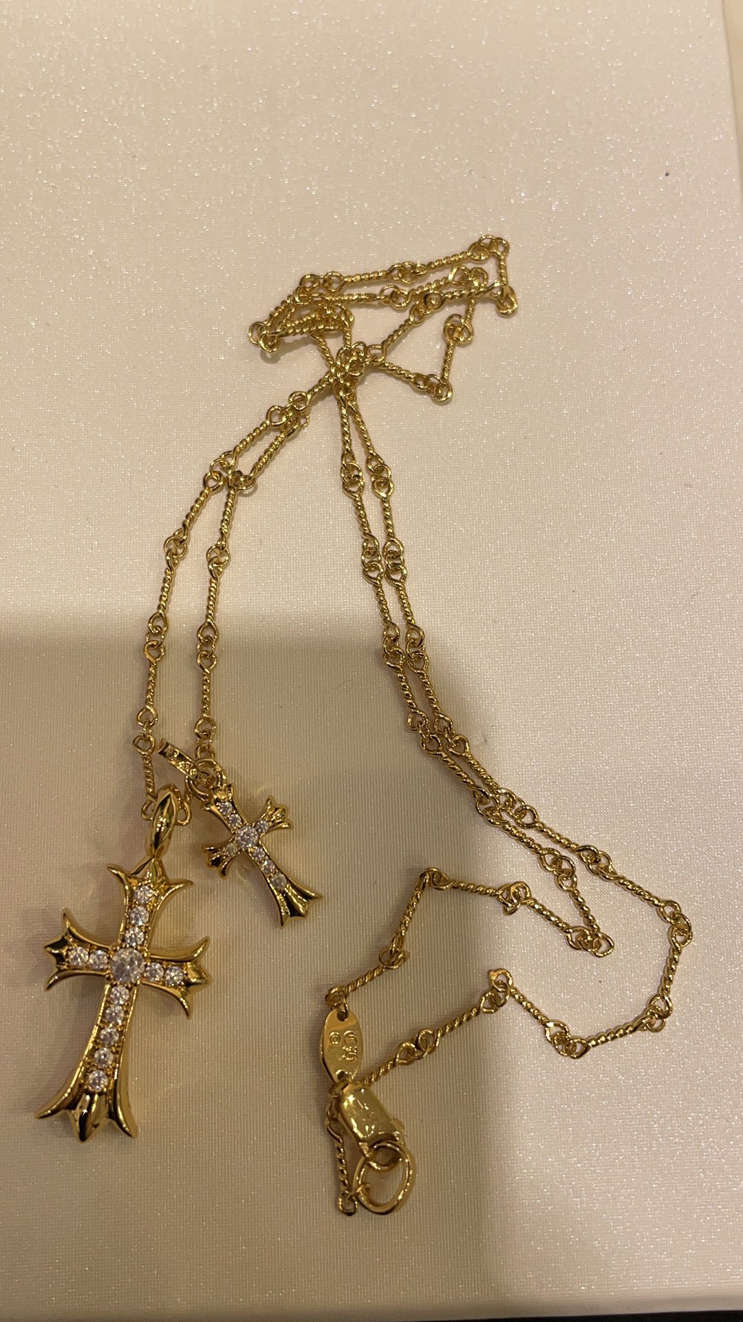 NO:635730,88320 Yi Mengling's same style Croix Heart, classic diamond-encrusted double cross, gold necklace, can be matched on both sides, the pendant can be removed and worn in various ways, whichever way you match it will look good!  Hot girls, don’t miss it. Pair it with any T-shirt and it will be super trendy. Real-life details. Material: gold-plated white copper, 5A zircon, invincible flash. Exclusive jewelry craftsmanship details visible to the naked eye. With full set of packaging, chrome hearts, tees, t-shirt, necklace, gold plating, Cardia high-end jewelry1986090988320  易梦玲同款克罗心 经典镶钻双十字架 金色项链 双面均可搭配 吊坠可以取下来多种佩戴方式 怎么搭怎么好看的款！辣妹们千万别错过 随便搭配一件T恤都潮到爆 实拍细节材质 白铜镀金 5A锆石 无敌闪 独家珠宝工艺细节肉眼可见 带 全套包装,,chrome hearts,tees，t-shirt,necklace,gold plating,卡迪亚高端饰品,Jewelry