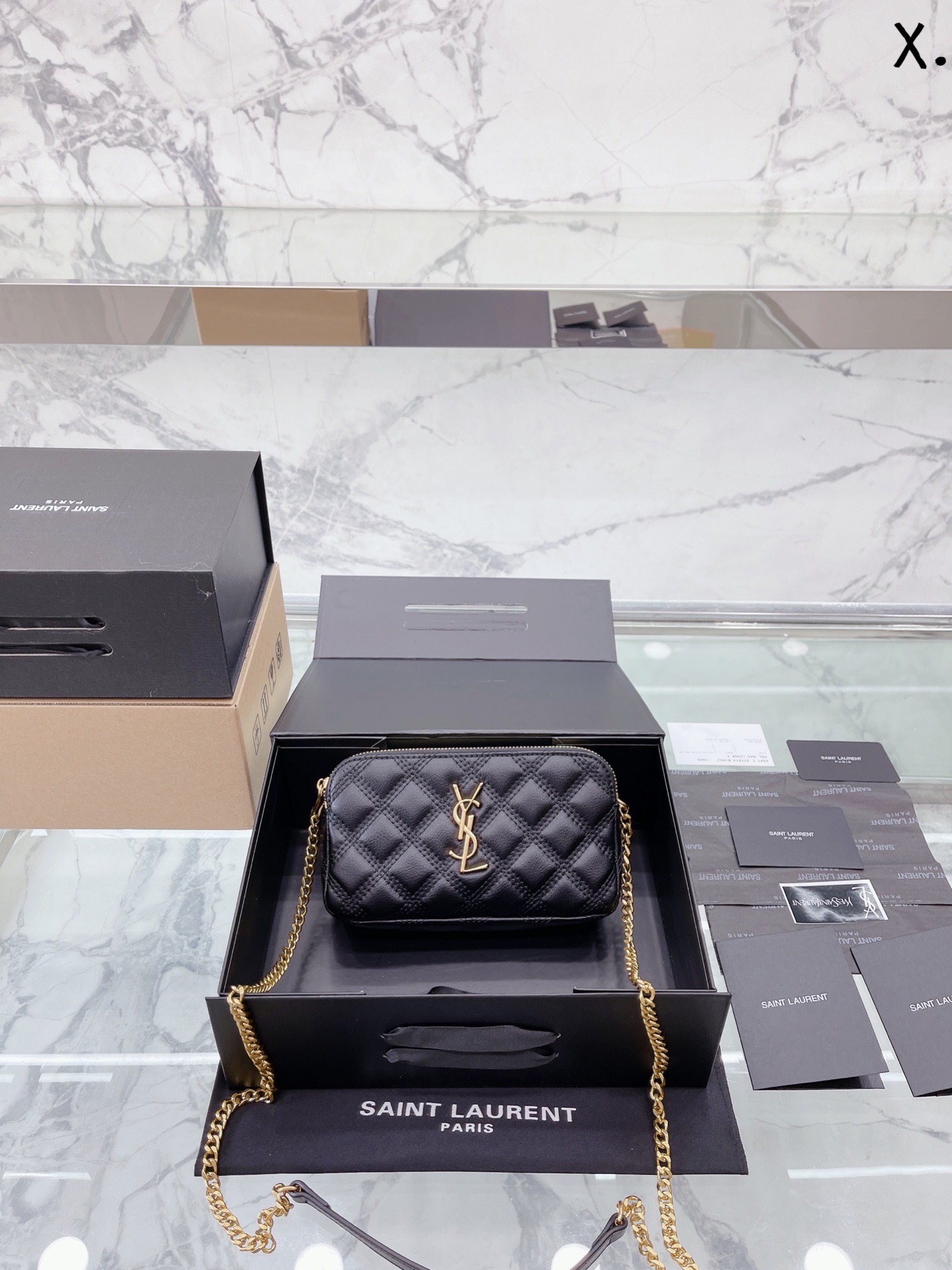 J5 loulou 包评测这款包我买来我这款金链啦~首先它是小羊皮材质的所以不耐磨大家要小心使用一不小心就会磨破向面但是手感非常非常好都可以当枕头了比香奈儿19软很多摸到真的会惊艳的那种感觉哈哈哈就和棉花糖一样包的本身也很轻完全不用担心会重!后面有上身图可以手拿侧背手提还可以交叉背!打开是信封形的所以容量也非常大可以装下日常出 门要带的所有东西! ! ! black12cm