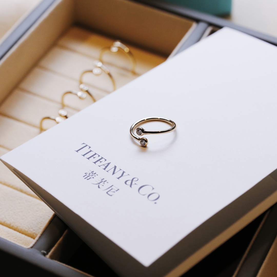 
图上这款叫做elsa peretti diamond hoop ring。戒指很细，显得手指长，还白，