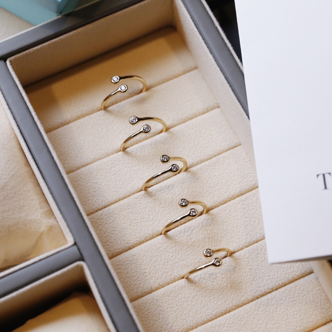 
图上这款叫做elsa peretti diamond hoop ring。戒指很细，显得手指长，还白，