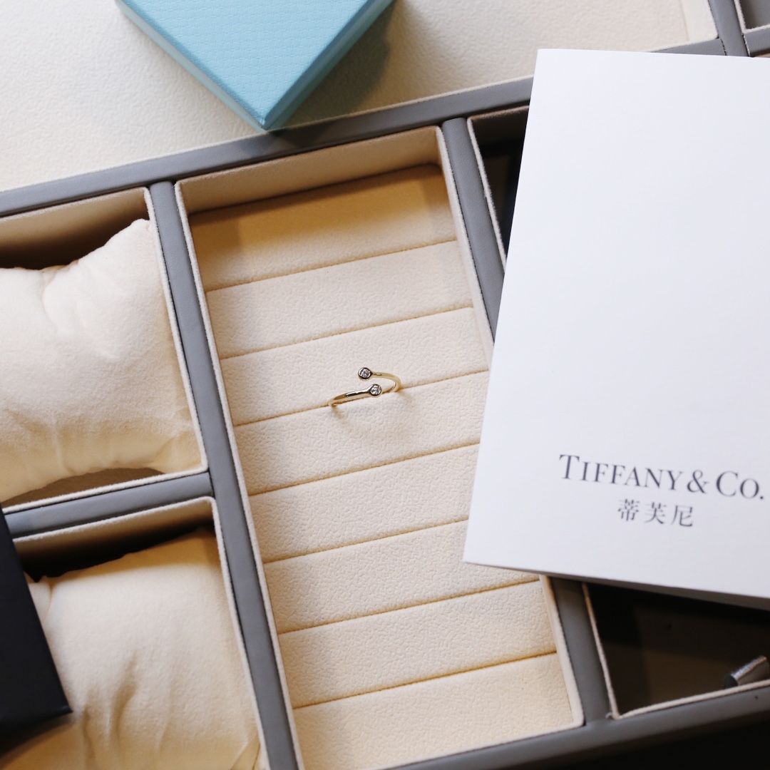 
图上这款叫做elsa peretti diamond hoop ring。戒指很细，显得手指长，还白，