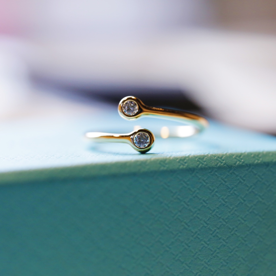
图上这款叫做elsa peretti diamond hoop ring。戒指很细，显得手指长，还白，