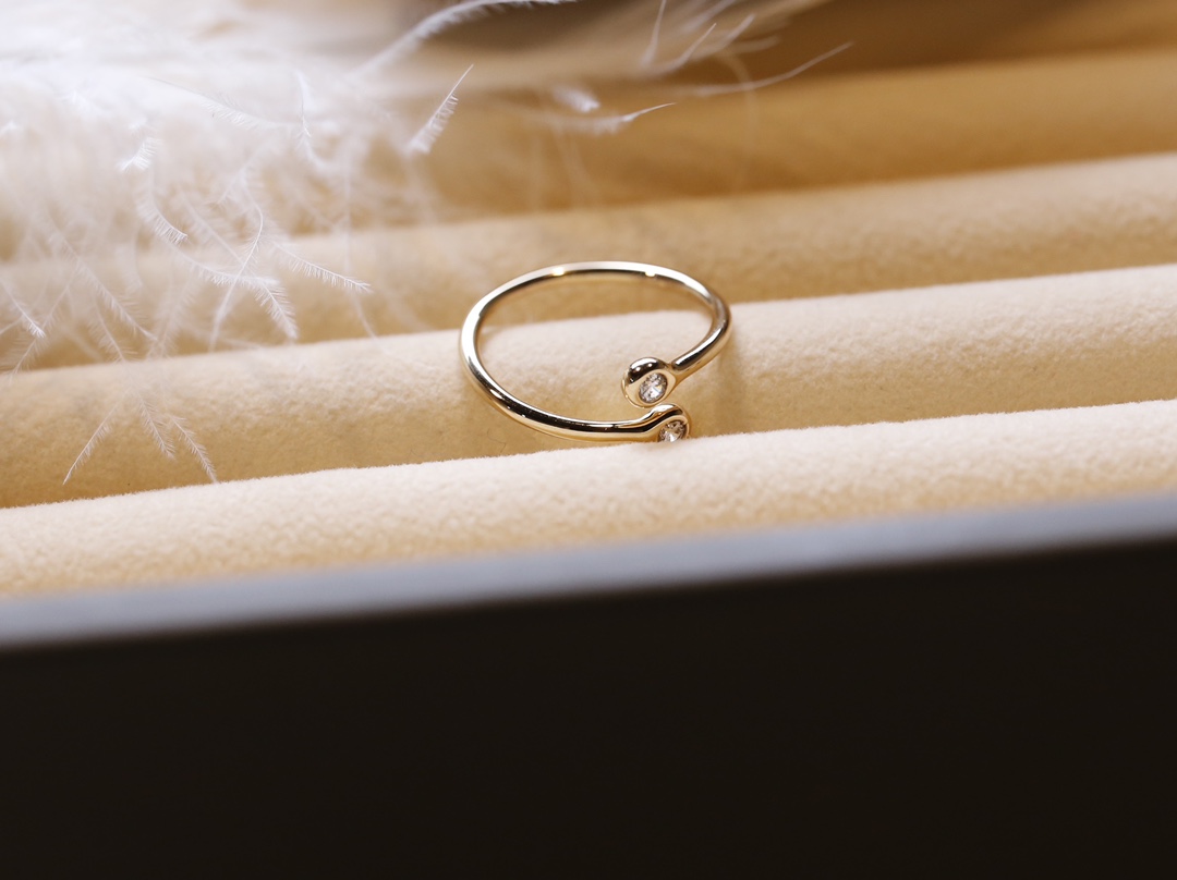 
图上这款叫做elsa peretti diamond hoop ring。戒指很细，显得手指长，还白，