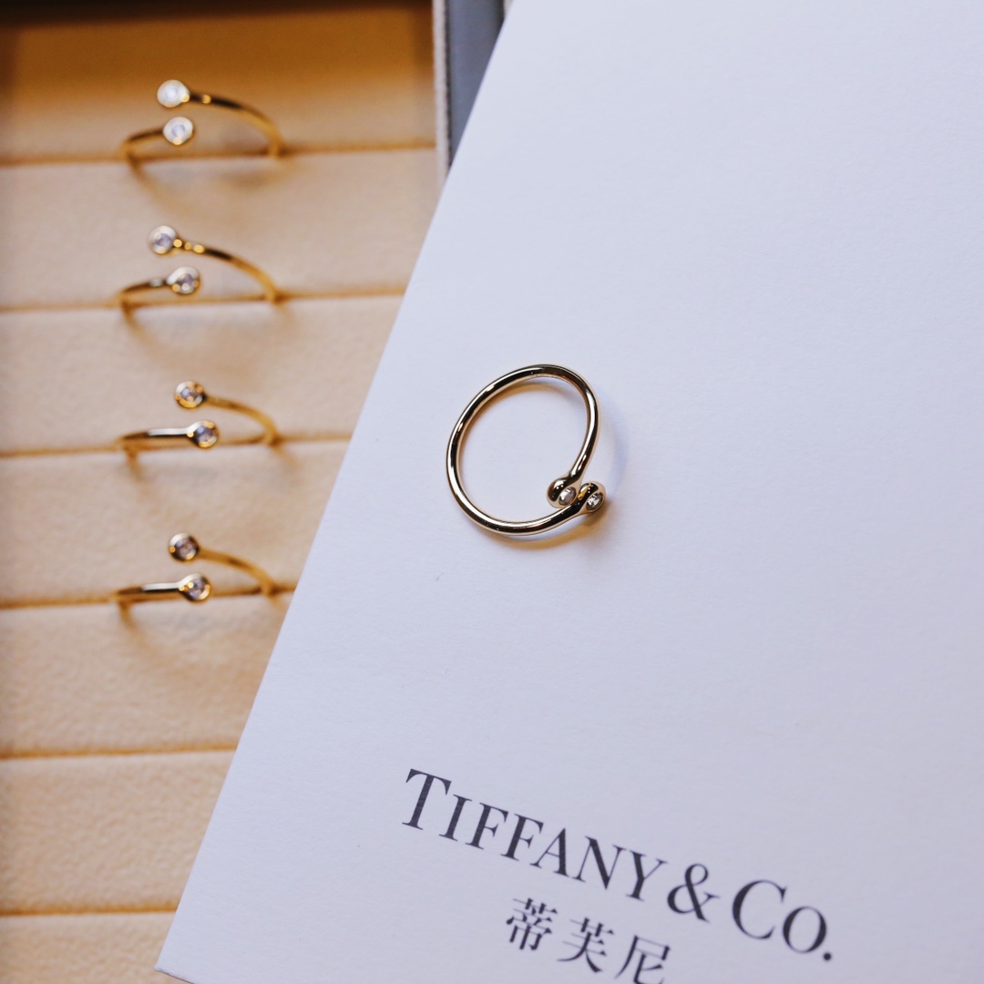 
图上这款叫做elsa peretti diamond hoop ring。戒指很细，显得手指长，还白，