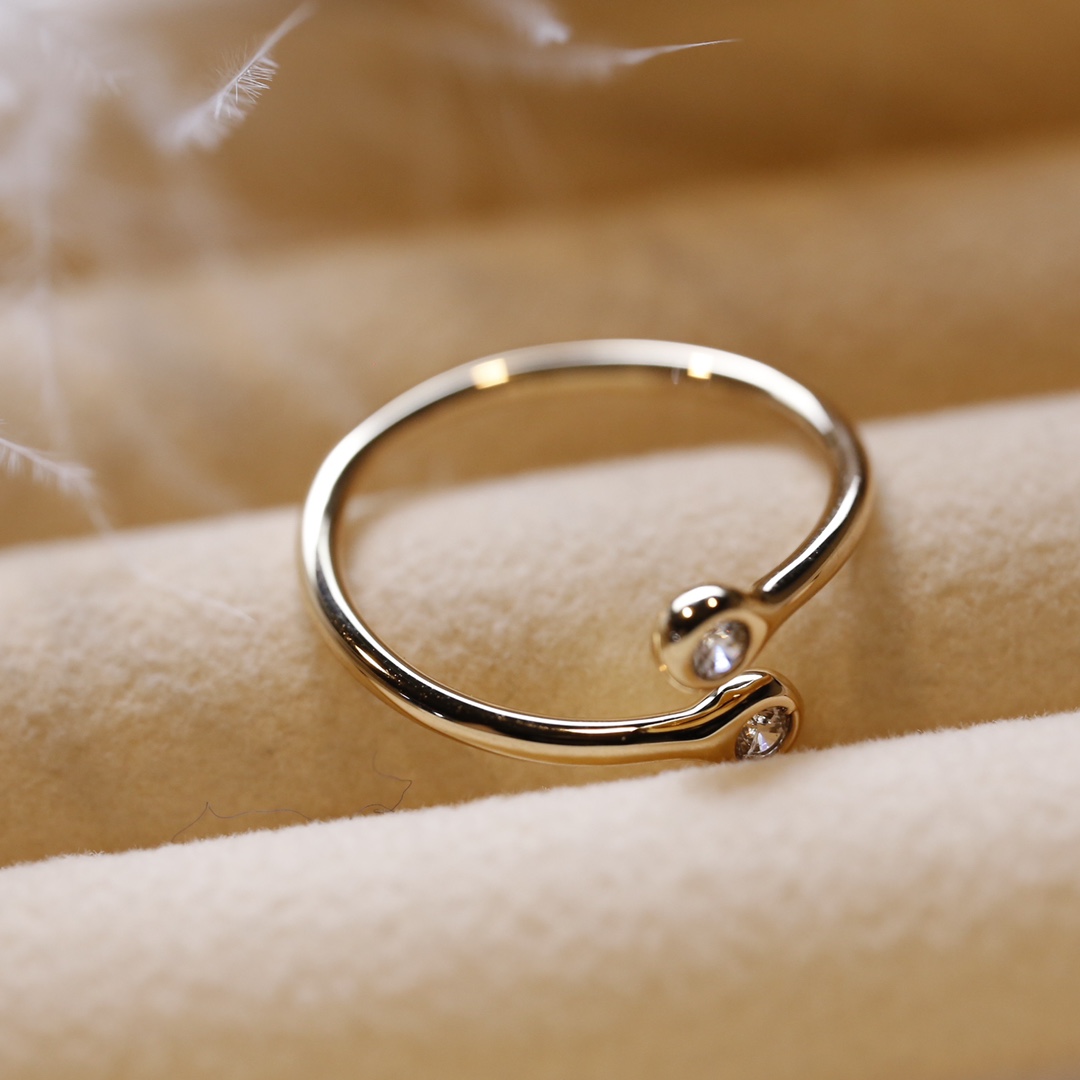 
图上这款叫做elsa peretti diamond hoop ring。戒指很细，显得手指长，还白，