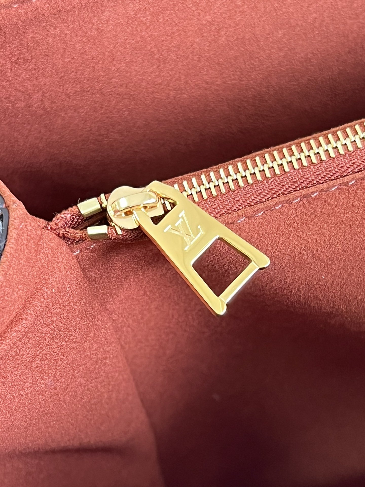 顶级原单M57345棕色全皮购物袋系列Lockme手袋选用粒面小牛皮融合优雅外型与实用功能LV锁扣和钥匙