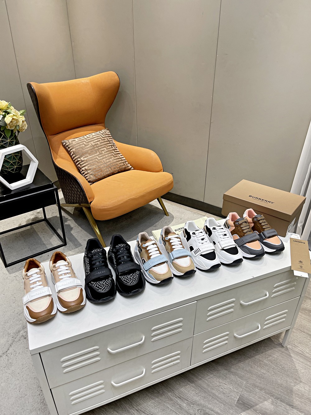 最新颜色 高端版：Burberry 巴宝莉 2020爆款运动鞋出大货啦,购原板复刻,原板楦头,原板转印码标,不是价高就是高端版,欢迎实物对比 面料：丝绸牛皮+羊猄 里布：原板运动内里,垫脚丝绸牛里 大底：原板开模TR 颜色：15色可选 码数：女款35-40,男款39-4535,45定制 包装：原板包装