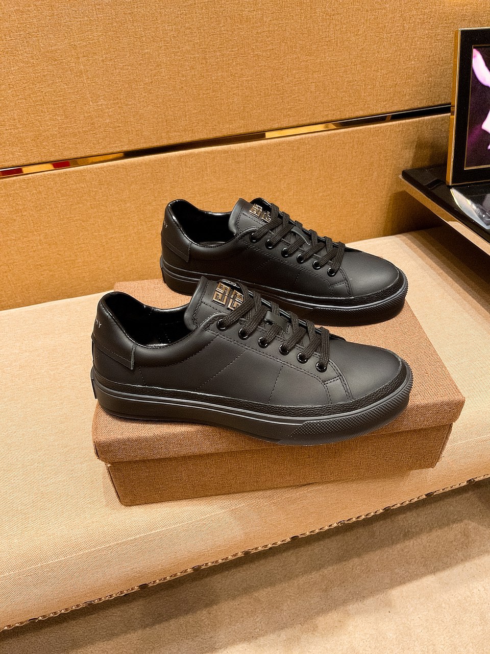 I5    纪梵希 Givenchy 男鞋高端品牌 官网1：1最新力作：鞋面采用意大利进口头层牛皮搭配舒适透气内里➕原版防滑耐磨大底制作 ，让行走更加便捷舒适，惊世之作，与官方的质量相比美的1：1复刻 打造时尚个性衬托你的与众不同潮男必备!经典