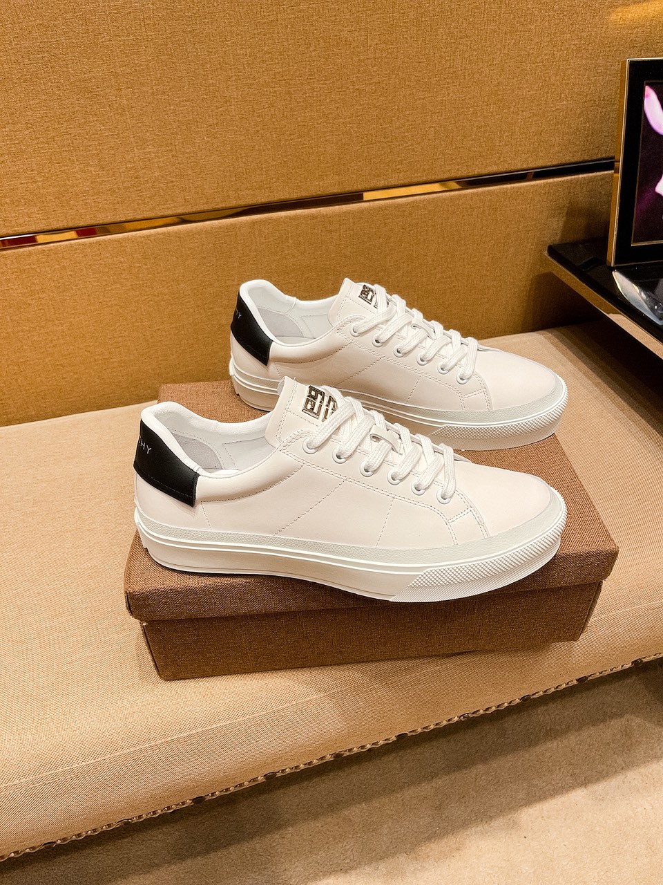 I5    纪梵希 Givenchy 男鞋高端品牌 官网1：1最新力作：鞋面采用意大利进口头层牛皮搭配舒适透气内里➕原版防滑耐磨大底制作 ，让行走更加便捷舒适，惊世之作，与官方的质量相比美的1：1复刻 打造时尚个性衬托你的与众不同潮男必备!经典