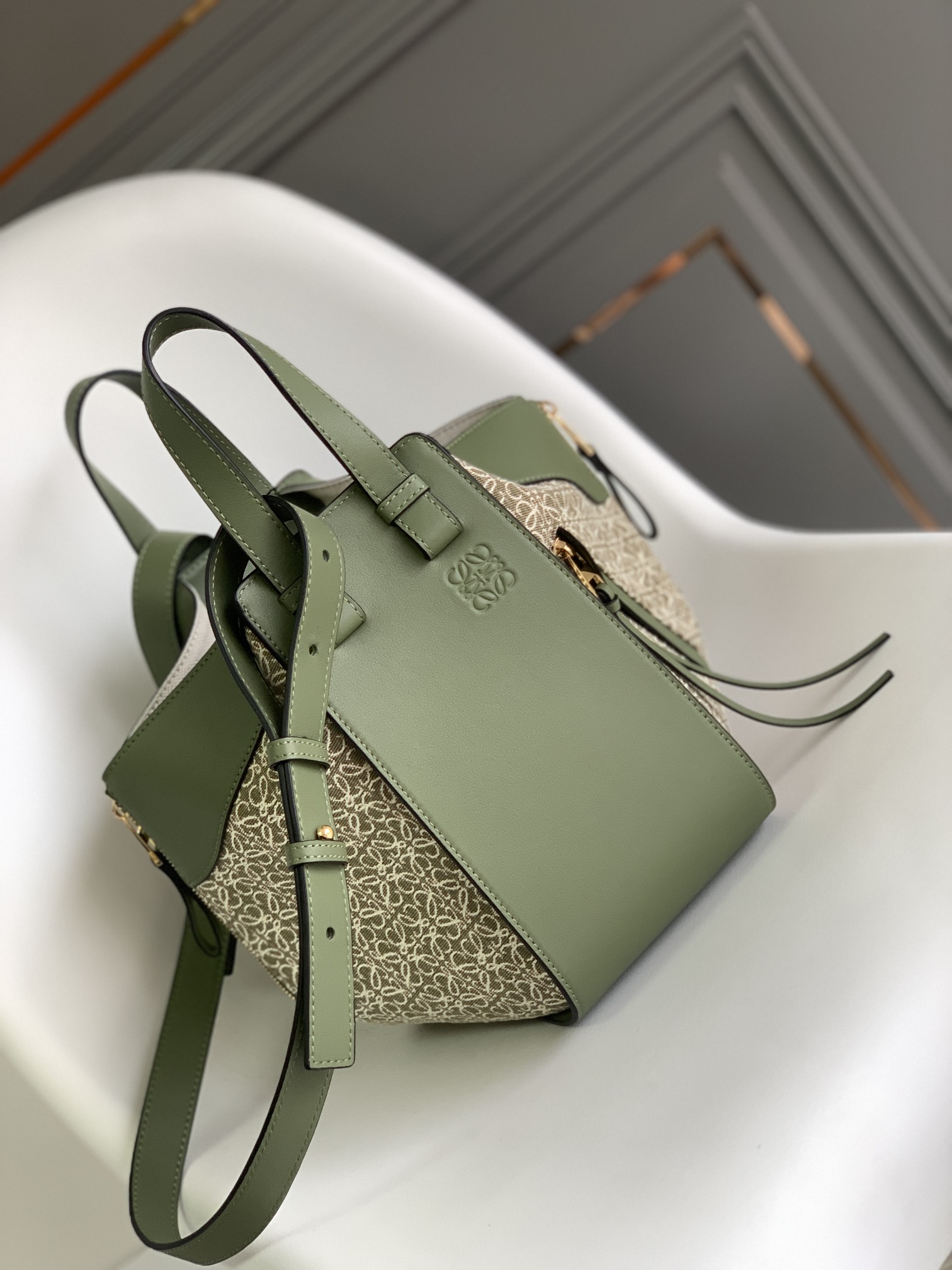 NO:193360,[Celebration] [Celebration] Hammock's new colors and practices. Anagram jacquard canvas with cowhide splicing. Large capacity, one-shoulder, crossbody, hand-held, multi-functional crossbody bag. Classic shape [Rose] carried by top handle. Removable adjustable shoulder straps. Internal hook closure. Two internal insert bags. One external zipper pocket. With Anagram herringbone cotton sail lining. [Fireworks] [Fireworks] Model 062151 size29*14*26cm. Hammock small, satchels, crossbody bags, cowhide19860909[庆祝][庆祝][庆祝]Hammock 小号吊床新色新做法 采用Anagram 提花帆布搭配牛皮拼接 大容量、单肩、斜挎、手拎、多功能斜挎包 经典造型[玫瑰]通过顶部提手携带 可拆卸 可调节肩带 内部钩扣封口 两个内部插袋 一个外部拉链口袋 带有Anagram人字纹棉帆里衬[烟花][烟花][烟花]型号062151 size29*14*26cm,吊床Hammock small,satchels,crossbody bags,cowhide,Bag