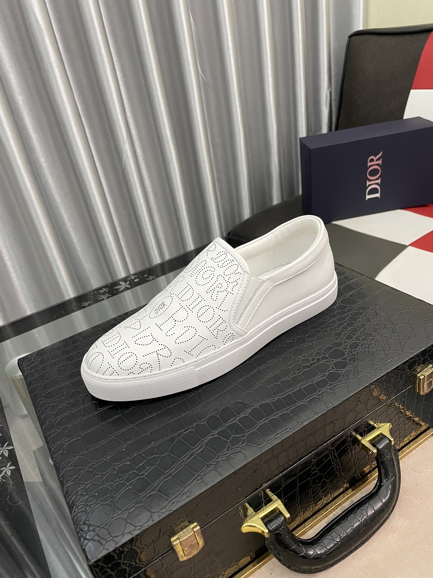 I0  迪奥 Christan Dior迪奥爆款 专柜男士~一脚蹬系列面料电绣工艺，鞋面透气 舒适透气，上脚轻便 ✅奢华尊贵!男神必备~超爆款 码：38-442⃣️色可选