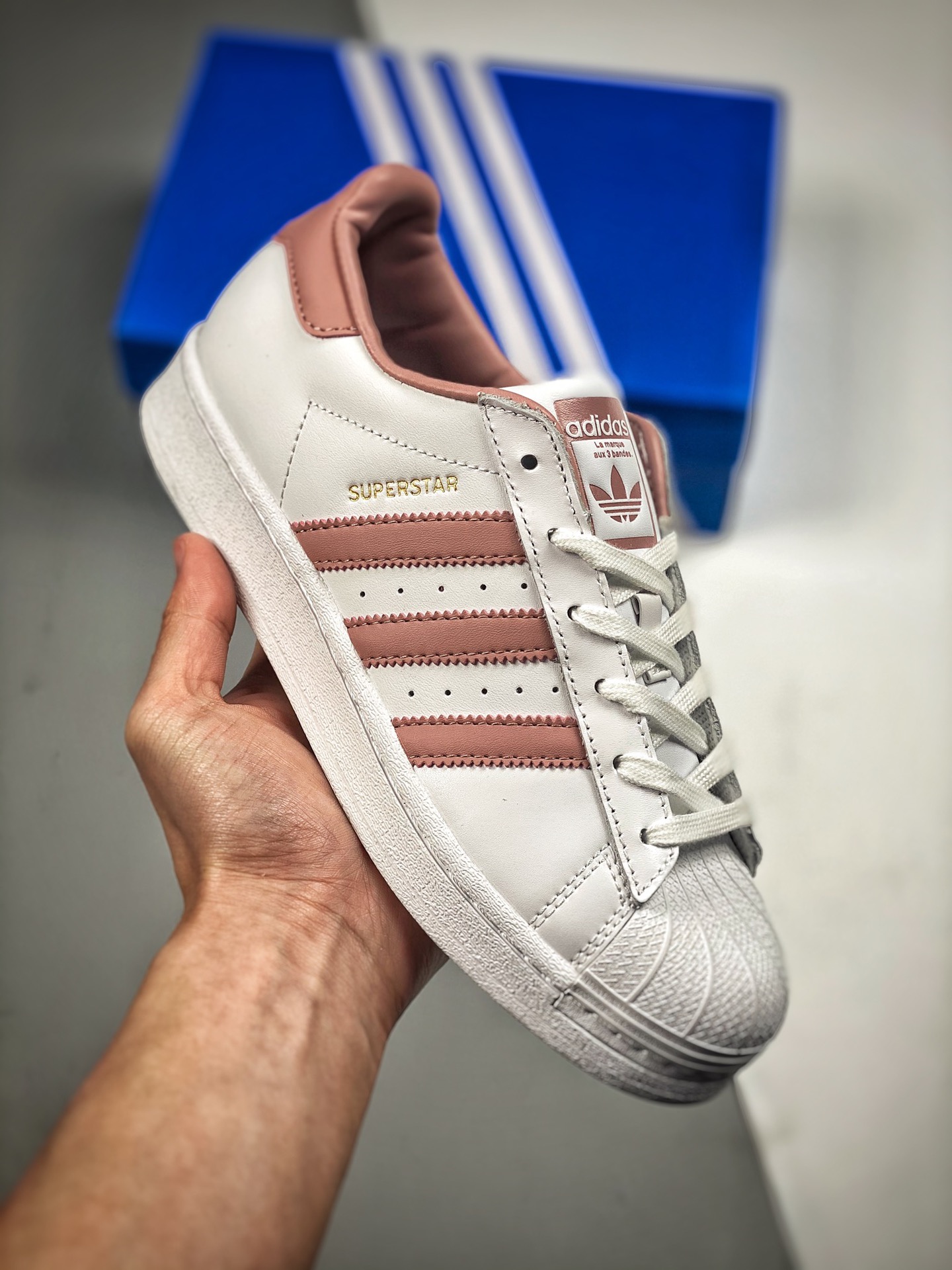 推手2 AD Originals SUPERSTAR W 玫瑰粉贝壳头 原装公司级实拍 采用全新头层拼接皮革材质 后跟采用特色3D立体印字 渠道正品订单 诠释市场最高工艺水平 全鞋进口头层皮料打造。区别市面普通真标版本，进出专柜无压力 ，…