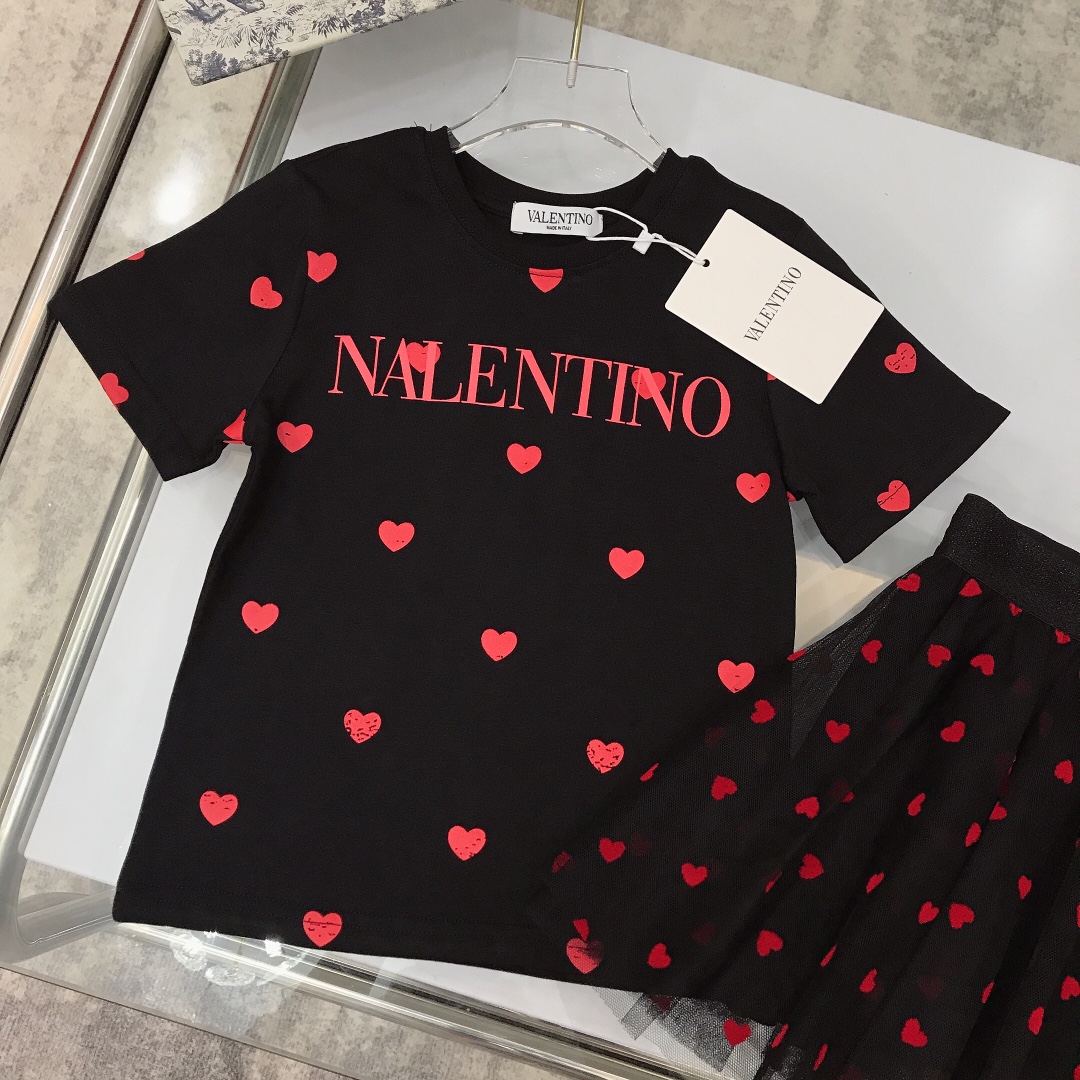 Valentino 2022/SS Girl’s Dress: Iconic Design, High-Quality Fabric, Unique Logo Pattern - 图片 4