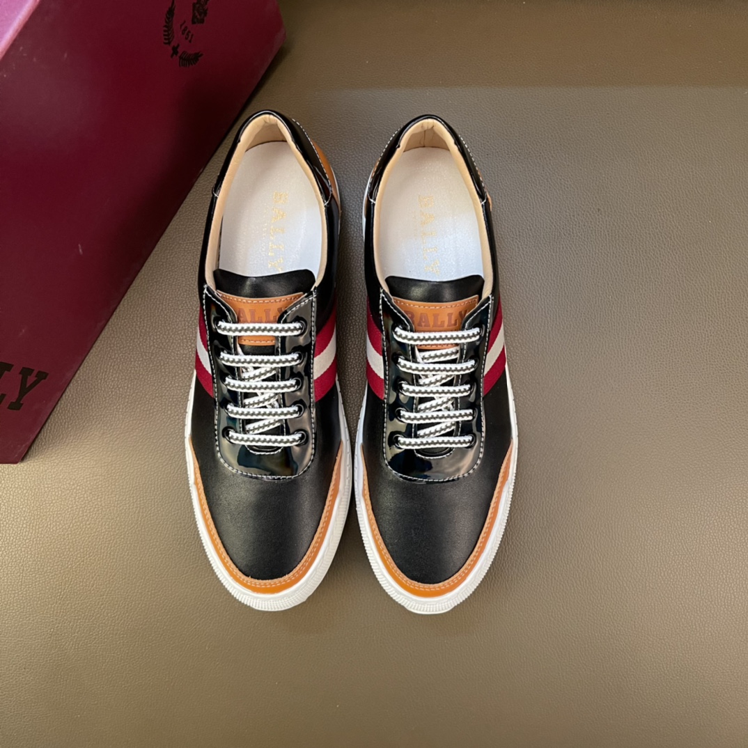 I5 2022巴利-BALLY休闲男鞋 英伦时尚 官网同步男士休闲鞋热烈上市啦鞋面彩带边 全都采用上等头层牛皮 透气牛皮内里。上脚舒适时尚百搭 ，是男士出门的必选之鞋。适合户外司机驾车 适应各种场合 男人必需品 懒人套脚乐福鞋 看上赶紧入手吧 男鞋