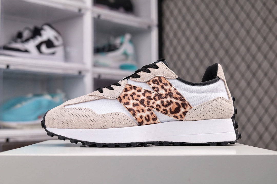 G5 New Balance MS327系列复古休闲运动慢跑鞋 WS327SD全新 New Balance 327 系列，以更纯粹的复古风格设计打造的全新造型。侧身还以解构设计，将 N 字标志以做旧压花样式呈现，样式别具新意。而麂皮、冲孔皮革的塑造，则呈现出高级怀旧气质，也让鞋款在奢华时装风格与运动氛围之间达到了平衡。鞋身采用尼龙及猪巴革麂皮物料拼接构成中底高弹PU材质及满丁防滑橡胶外底388ZJR