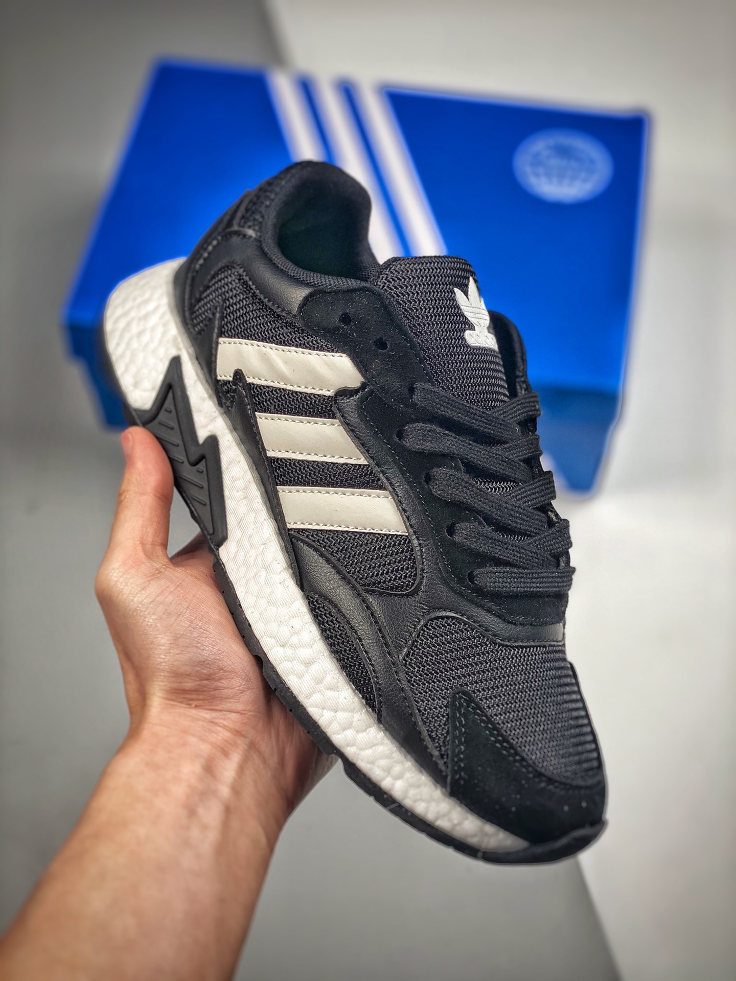 推手2 Adidas 阿迪达斯 Tresc Run Boost 火焰 真爆米花复古休闲运动跑步鞋 FV4715 极具复古风格，大底采用全掌Boost 科技，厚度相当可观，脚感极佳 尺码：40-45