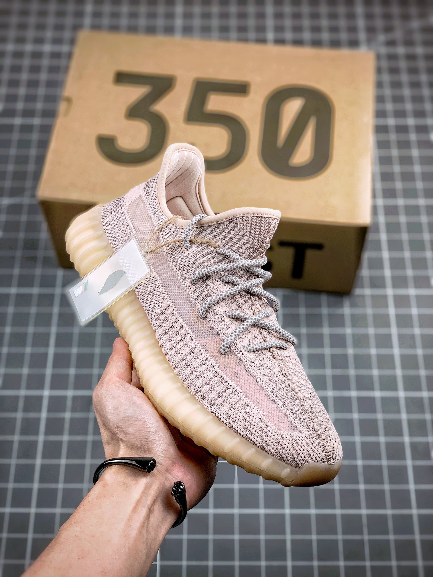 Yeezy 350 Boost V 2 "Synth" FV5666
# # 3M # # V2 # # # 2.3G-4A+ Taglia 36 36.5 37 38 38.5 39 40 40.5 41 42 43 44 44.5 45 46
