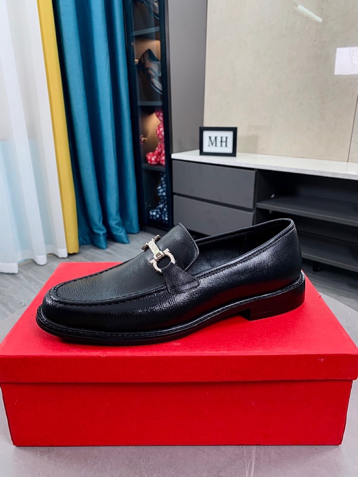 J0   牛里Ferragamo菲拉格慕最新男士商务皮鞋🇨🇳官网原版1:1开模💯头层采用意大利进口牛皮➕奢华牛皮内里，柔软舒适🌴高端大气，高品味男士首选🍍38-44 45可订做