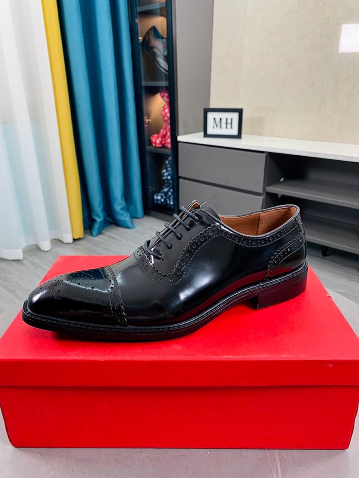 J0   牛里Ferragamo菲拉格慕最新男士商务皮鞋🇨🇳官网原版1:1开模💯头层采用意大利进口牛皮➕奢华牛皮内里，柔软舒适🌴高端大气，高品味男士首选🍍38-44 45可订做