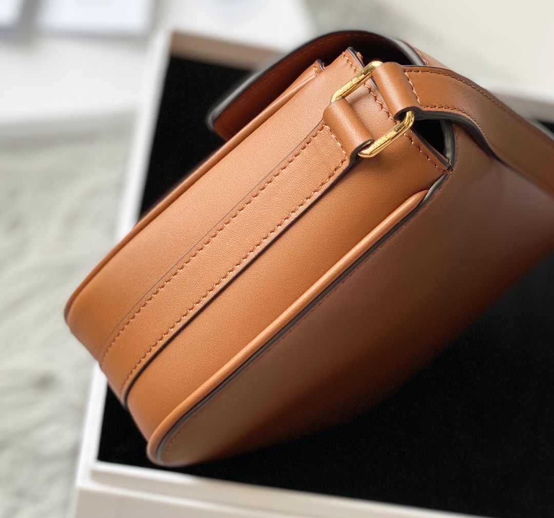 CELINE赛琳进口小牛皮Sulhy Box 马鞍包