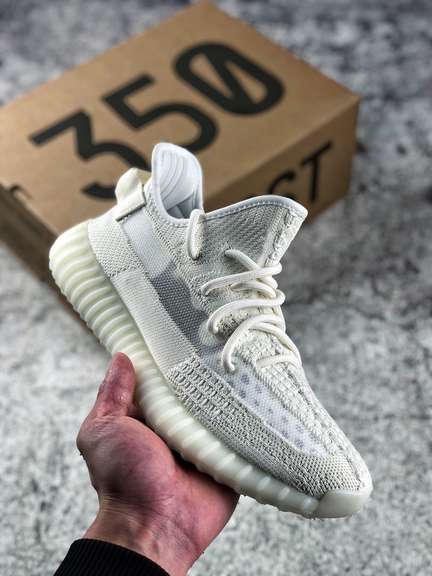 本地自取 终端放店
Yeezy 350 Boost V2“Cream 2.0”米白镂空
外贸客户指定订单 东莞原织面
原织面精针织机，原厂针织面料
#顶级Boost 满钉大底 一切细节实拍如图
极力推荐此版本 触碰性价比至高点‼
Size：36 36.5 37 38 38.5 39 40 40.5 41 42 42.5 43 44 44.5 45 46 47 48