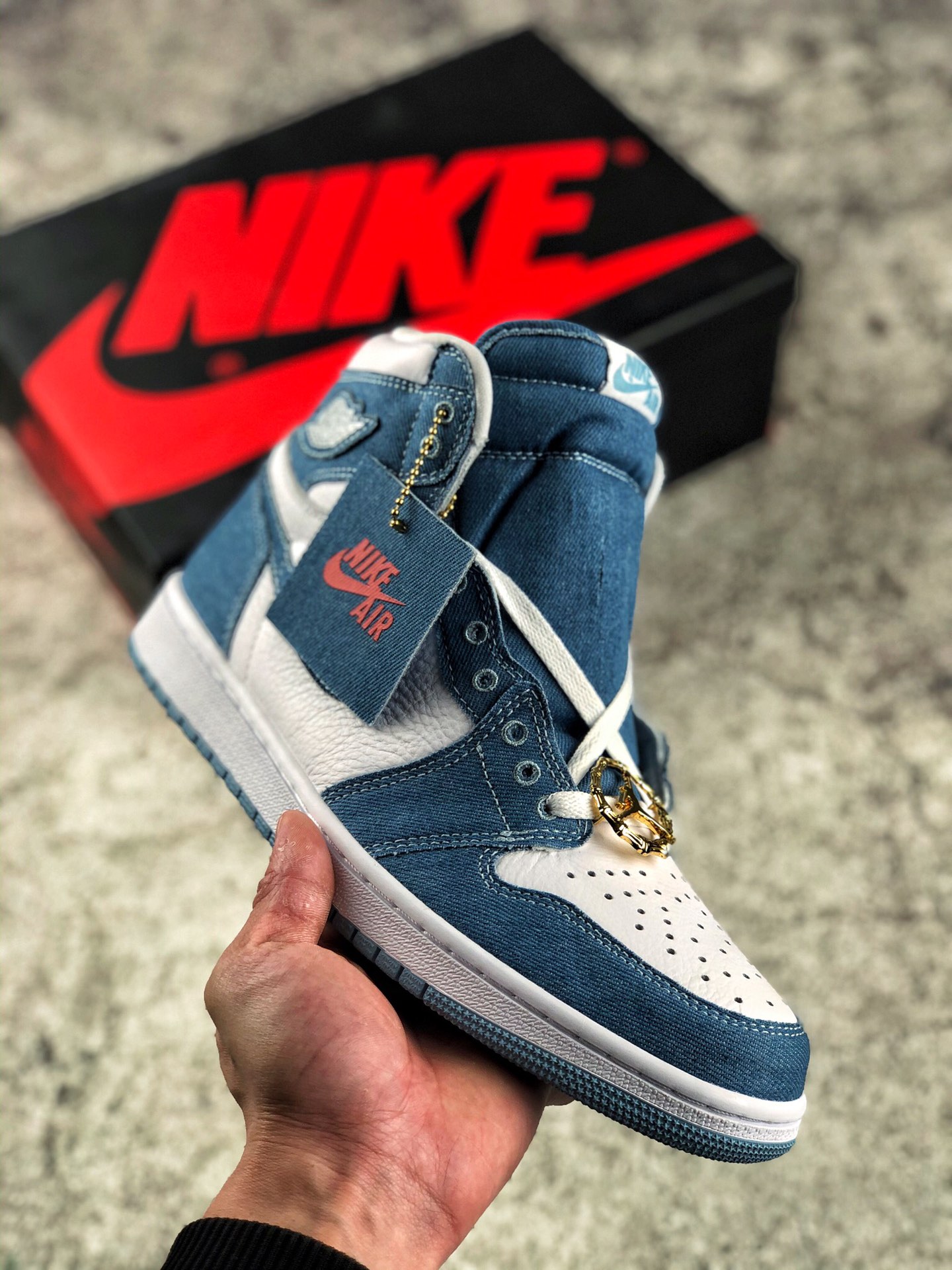 本地自取 终端放货
牛仔 自牛仔品牌Levi’s 和Jordan Brand 的两波联名后，丹宁牛仔面料越来越频繁的出现在 Air Jordan鞋款中，有Mid，有Low，有Air Jordan 1， 也有Air Jordan 3 等其他经典鞋型，现在 Air Jordan 1 High OG 也要迎来 「Denim」加持了，全新配色有望于今年6月登场，敬请期待！暂时不知此次的设计灵感，不知是不是又是从乔丹穿着的牛仔衣找想法？基于 AJ1 的经典高筒轮廓，选用白色搭配牛仔蓝构成，同时还有些许的金色细节点缀。白色皮革与带有破损痕迹的牛仔面料进行搭配！鞋舌 NIKE AIR 标签则是相对浅一些的蓝色，在鞋头处还带有金色的飞人和 Jordan 装饰！
尺码：36-46