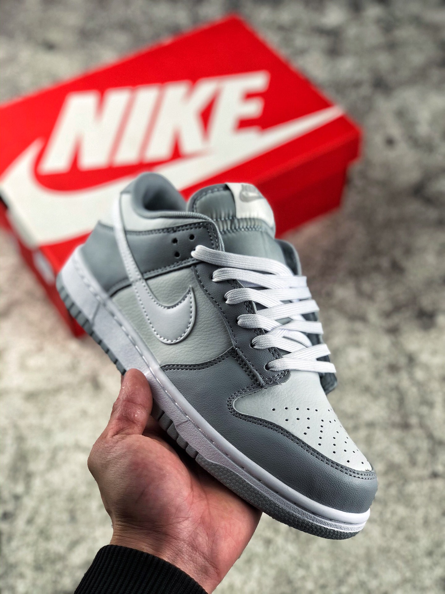 本地自取 支持放店
Nike Dunk Low Retro “Grey White” 酷灰配色
史诗福利 全网唯一全头层版本 正确低趴鞋头细节 拒绝偷工减料福利供应‼ Nike 旗下的经典鞋款 Dunk Low 一直以来因为造型经典，设计简洁而被无数鞋迷追捧。整鞋使用全皮质材料制作，简洁的配色方案更能提升复古气息。鞋面三段式设计，灰白色互相搭配颇有 “酷灰” 的意味，鞋头和鞋身中段使用荔枝皮材质更能体现质感纯白色的 Nike Swoosh 在荔枝皮鞋身上丝毫不抢戏，突出一个简约
货号: DJ6188-001
尺码: 36 36.5 37.5 38 38.5 39 40 40.5 41 42 42.5 43 44 44.5 45