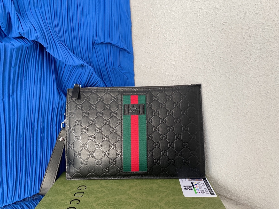 J0  Gucci 古奇   GG牛皮压花男士手拿包 夹包 采用精湛镶嵌细工，实物拍摄 原厂原版面料 配送小票礼盒 30 x 20 cm。