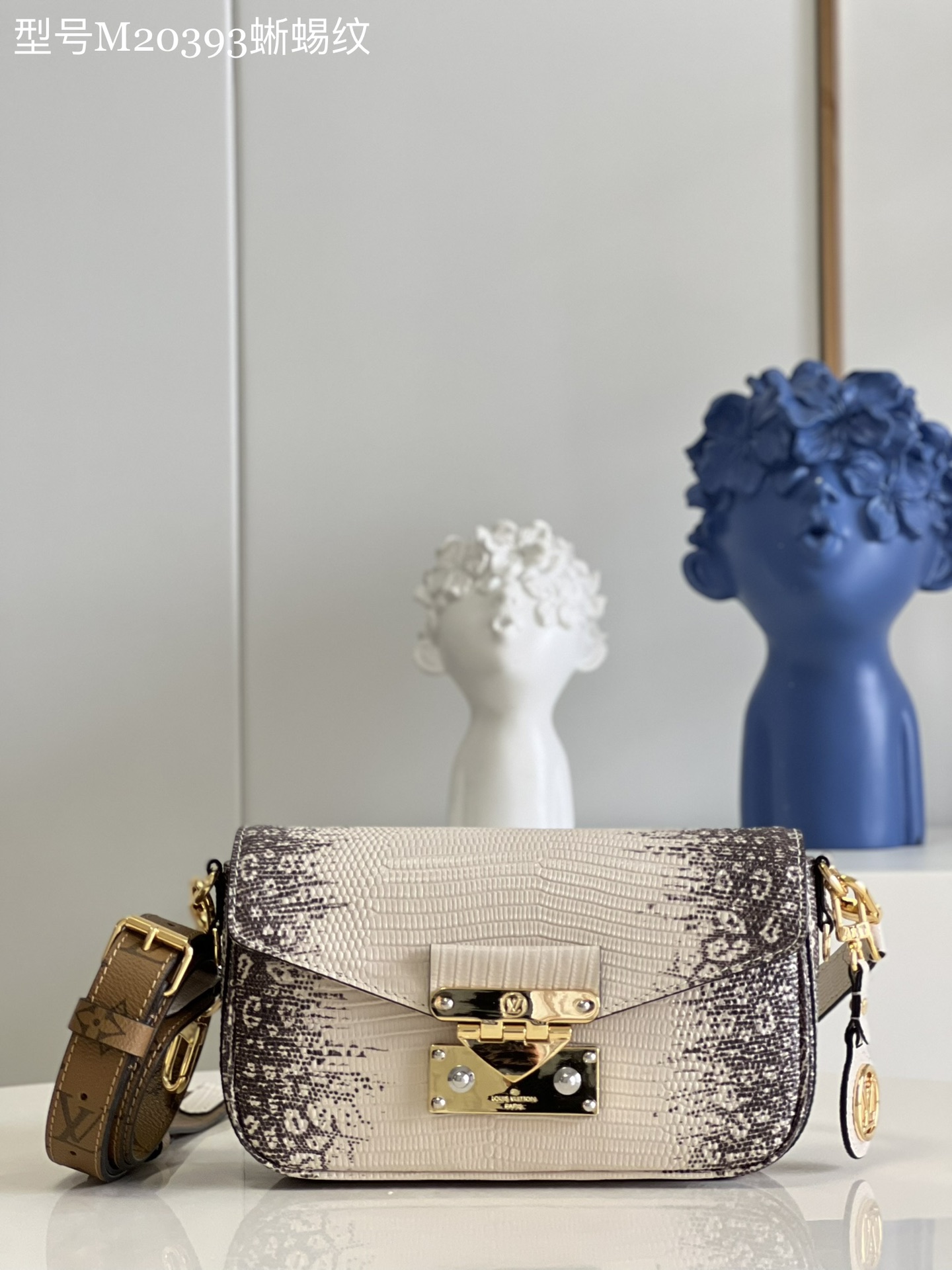 NO:398428,【Exclusive real photo of M20393 lizard pattern】M20396 Swing handbags are newly unveiled in the spring and summer fashion show, based on the Louis Vuitton Pochette Métis handbag, and the trendy and renewed long and long handbag design. The classic S-lock buckle extension ratio, long and short shoulder straps can be detached, achieving multiple carrying methods. Detailed features 24 x 15 x 6 cm (length x height x width) S..,LV [original leather],louis vuitton,louis vuitton,stuart weitzman19860909【独家实拍M20393蜥蜴纹】M20396 Swing 手袋全新亮相 春夏时装秀,以路易威登 Pochette Métis 手袋为蓝本,潮流焕新纤长手袋设计.经典 S-lock 锁扣延伸比例,长短肩带均可拆卸,实现多种背携方式.详细特征24 x 15 x 6 厘米 (长度 x 高 x 宽) S..,LV【原厂皮】,louis vuitton,louis vuitton,stuart weitzman,Bag