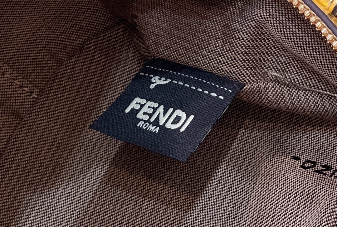 FENDI芬迪进口皮椭圆形相机包8525