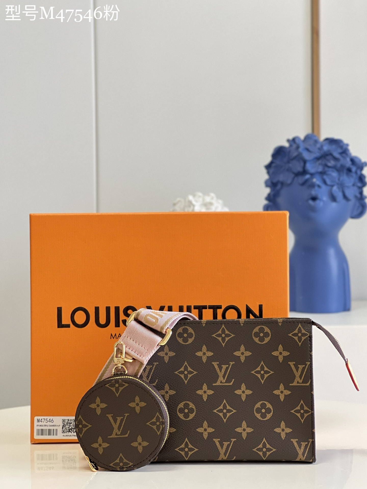 NO:398434,[Exclusive real photo of M47546 old flower pink] Monogram canvas wash bag, the lining is made of washable materials, and can be easily placed in the handbag. It is paired with adjustable shoulder straps and a small coin wallet, making it more convenient!  Size 19.0x15.0x6.0cm z.,LV【original leather】,louis vuitton,wallets19860909【独家实拍M47546老花粉色】Monogram帆布盥洗袋,衬里采用可水洗质料制造,可轻易放入手袋中.搭配可调节肩带,加上小零钱包,更加的方便！尺寸19.0x15.0x6.0cm z.,LV【原厂皮】,louis vuitton,wallets,Bag