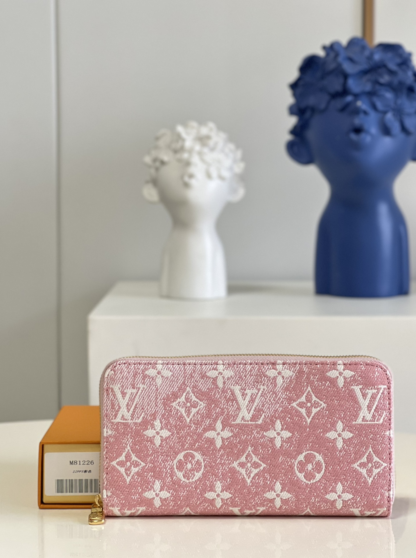 NO:398440,[Exclusive real-life M81226 powder] This Zippy combines Monogram jacquard tannin and cowhide, and relies on the jacquard knitting process to reproduce the classic Monogram pattern and sand-washed tannin effect. The zipper opens a compact configuration, with internal compartment, pocket and snap-in. Detailed features 19.5×10.5×2.5 cm (length x height x width) a.280, LV [original leather], louis vuitton, cowhide19860909【独家实拍M81226粉】本款 Zippy 融合 Monogram 提花丹宁布和牛皮革饰边,依托提花针织工艺再现经典 Monogram 图案和砂洗丹宁效果.拉链开启紧凑构型,内设隔层、口袋和卡位. 详细特征19.5×10.5×2.5厘米 (长度 x 高 x 宽) a.280,LV【原厂皮】,louis vuitton,cowhide,Bag