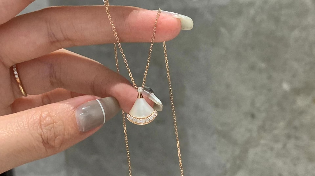Bvlgari 宝格丽小裙子白贝 版本18k