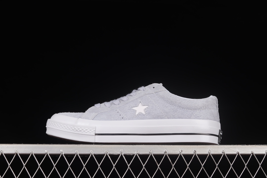 G0 Converse One Star 木村一星新配色 雾霾紫灰低帮板鞋 172387C鞋面采用翻毛皮材质 自然优雅 搭配标志性的One Star Logo一星经典立体标凸显充满现代感风格 融入SKATE元素 源于街头设计灵感 舒适的穿着体验 让你尽享运动中的乐趣