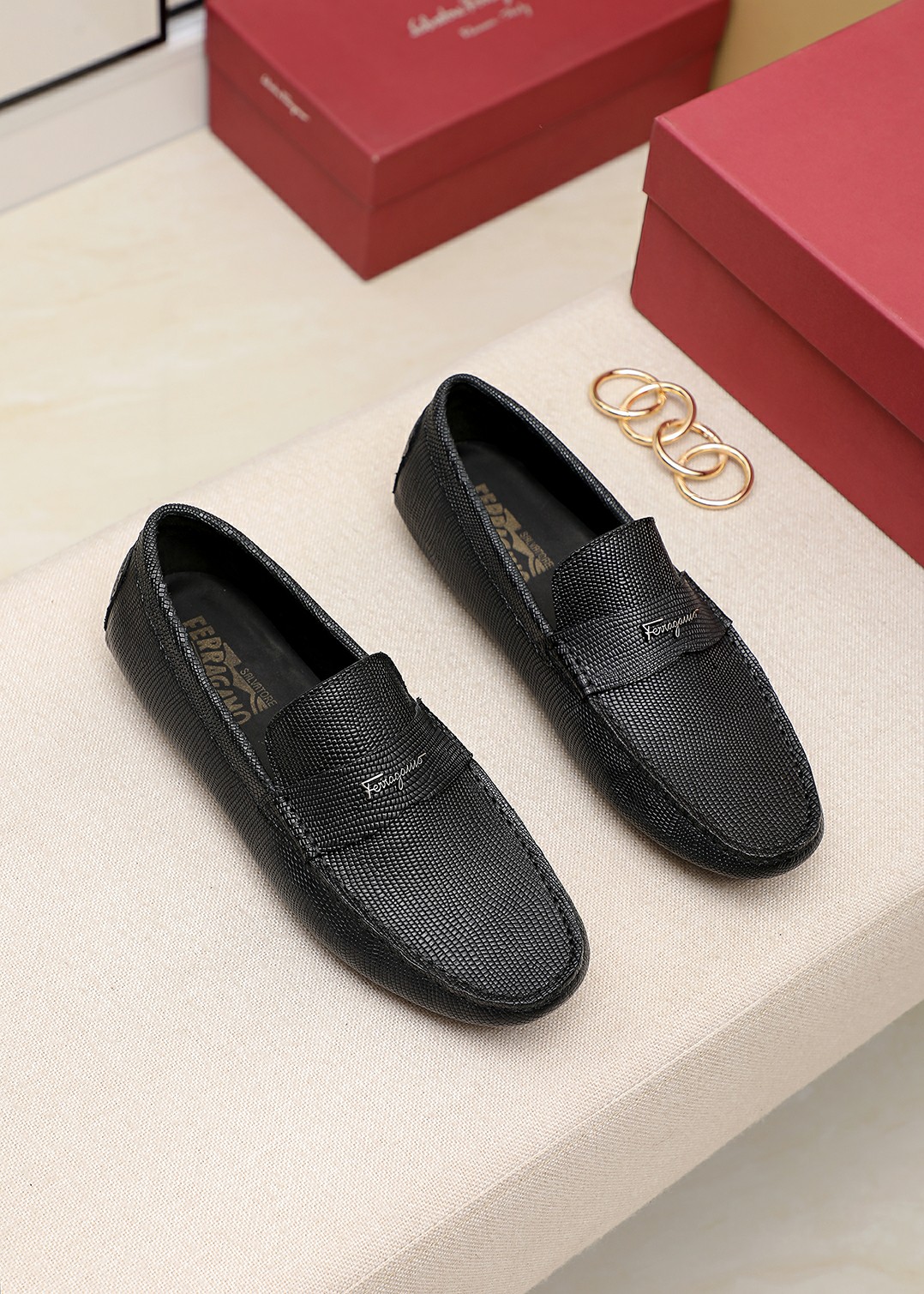 I0 🔥菲拉格慕 .男士休闲豆豆鞋，全上市💥👍，采用进口意大利牛皮高温压花+最新五金扣，水染猪皮内里制作，橡胶耐磨大底，潮男订制，百搭款，配码 38-44…