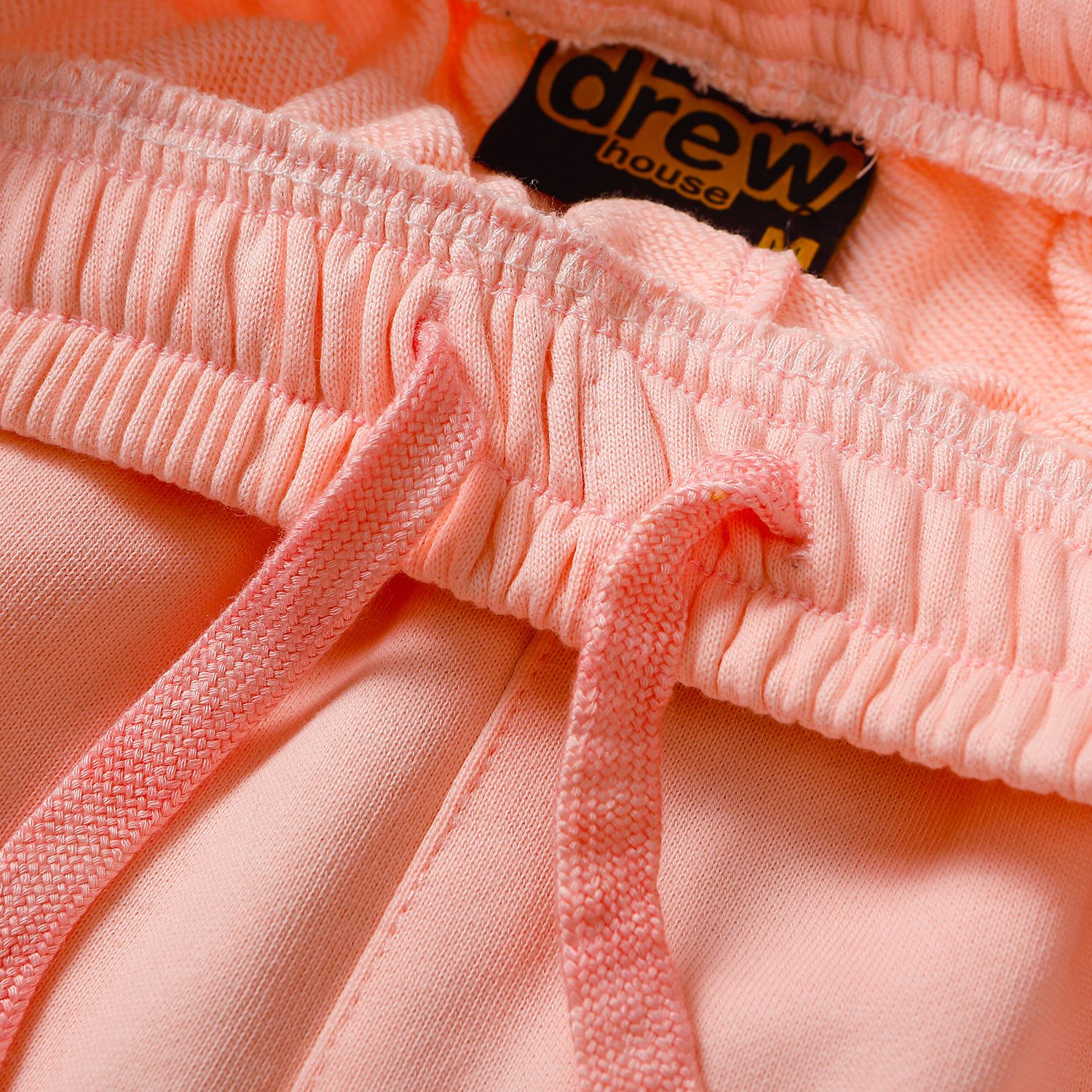 “Drew Leisure High Street Campaign: Tampon-Filled Shorts for Relaxation and Style” - 图片 2