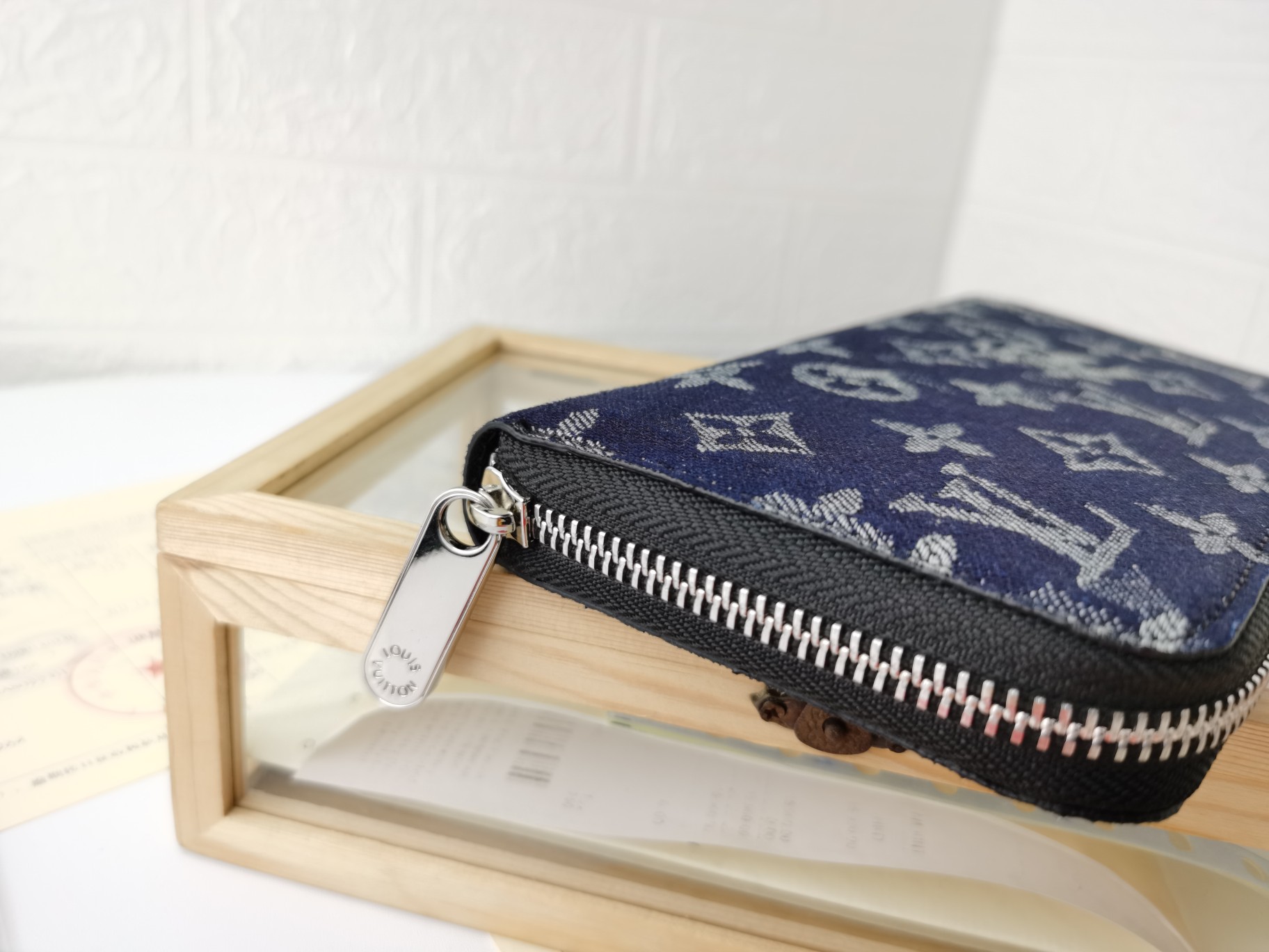 オーガナイザー・デュボッシュ M80033 - 後現代的デザインのポケット付きキャンバス