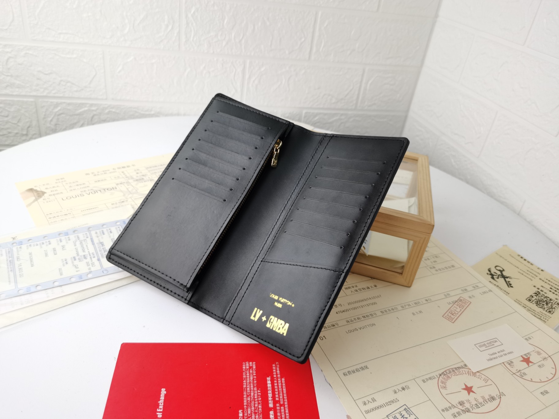 Close-up on the bill compartment of the slim leather bifold wallet