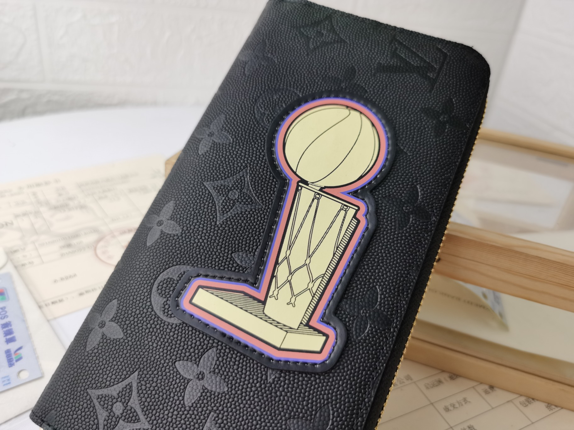 Zippyラウンドファスナー財布 NBAシリーズ M60017 大サイズモノグラム