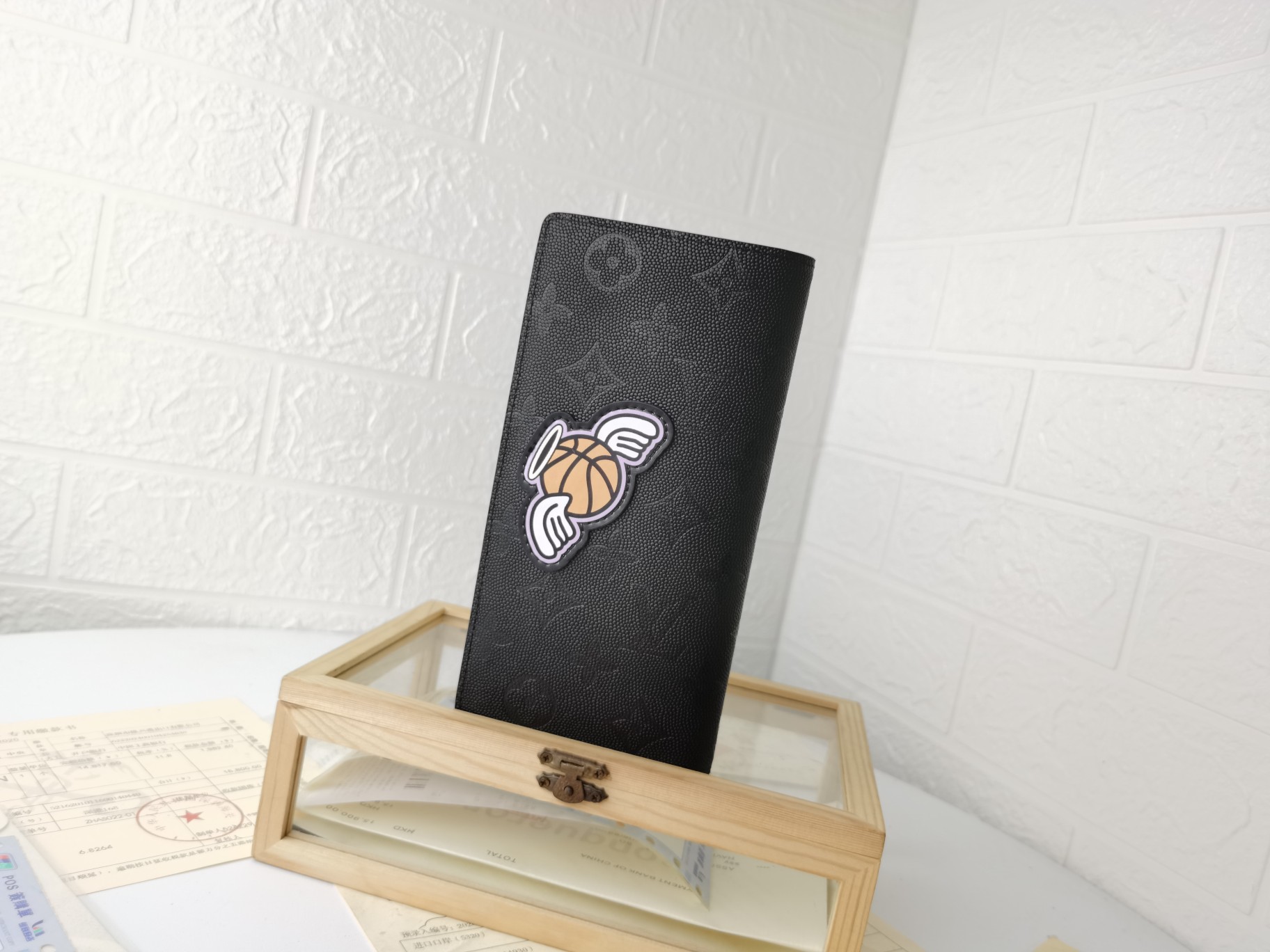 BRAZZA 財布 - 粒面皮革のモノグラムデザインと実用的な収納