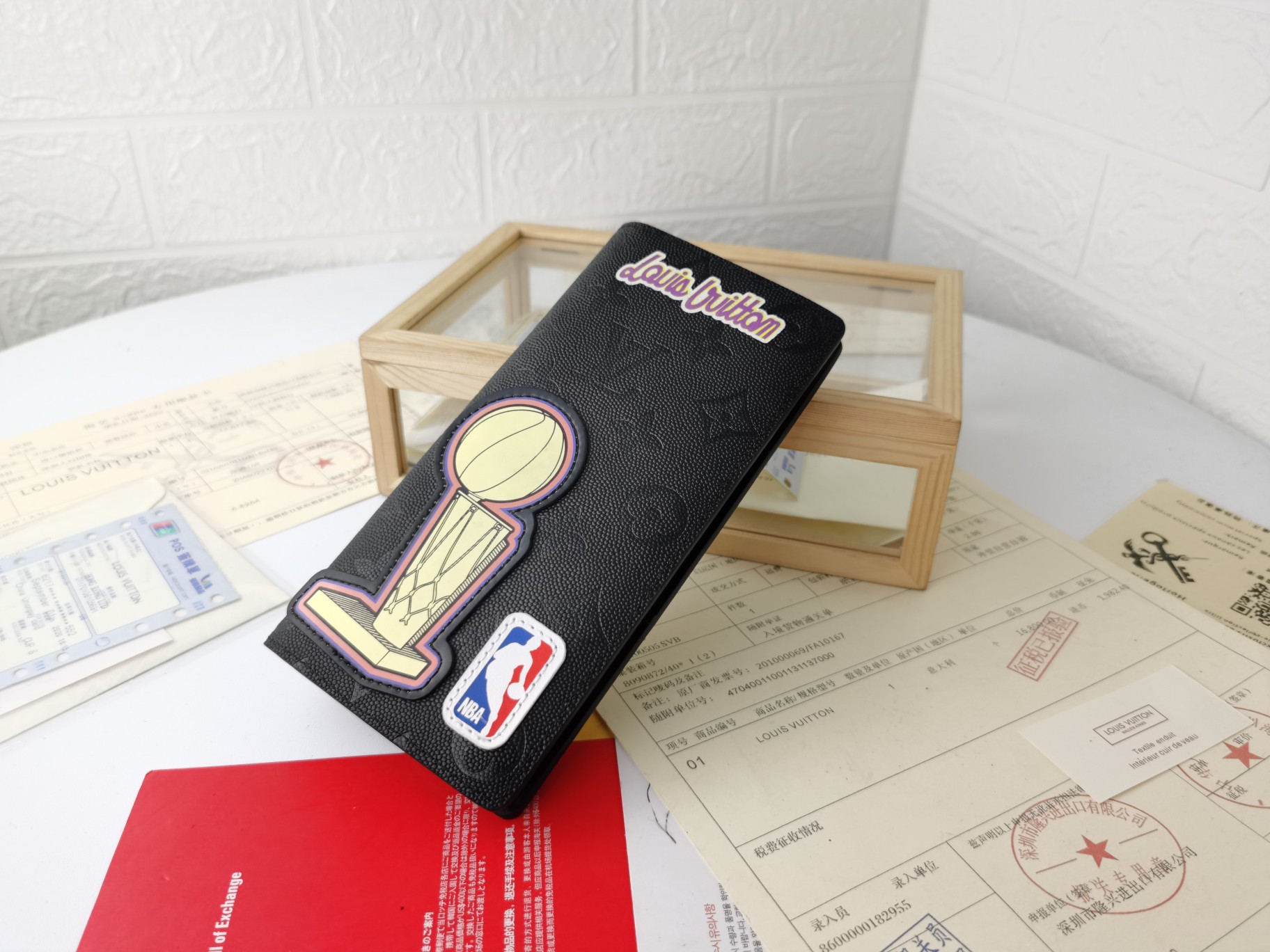 BRAZZA 財布 - 粒面皮革のモノグラムデザインと実用的な収納