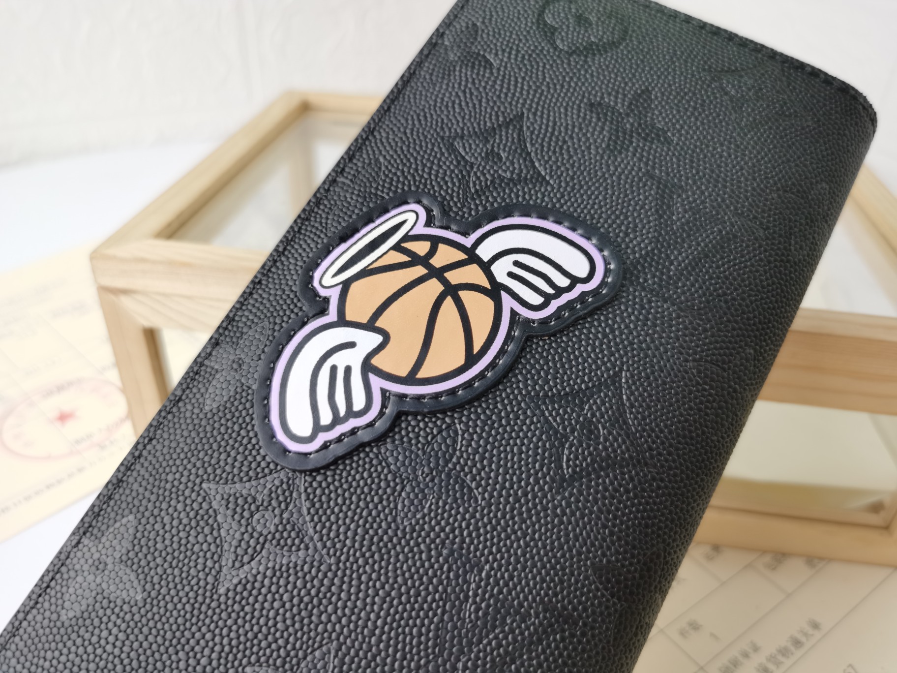 BRAZZA 財布 - 粒面皮革のモノグラムデザインと実用的な収納