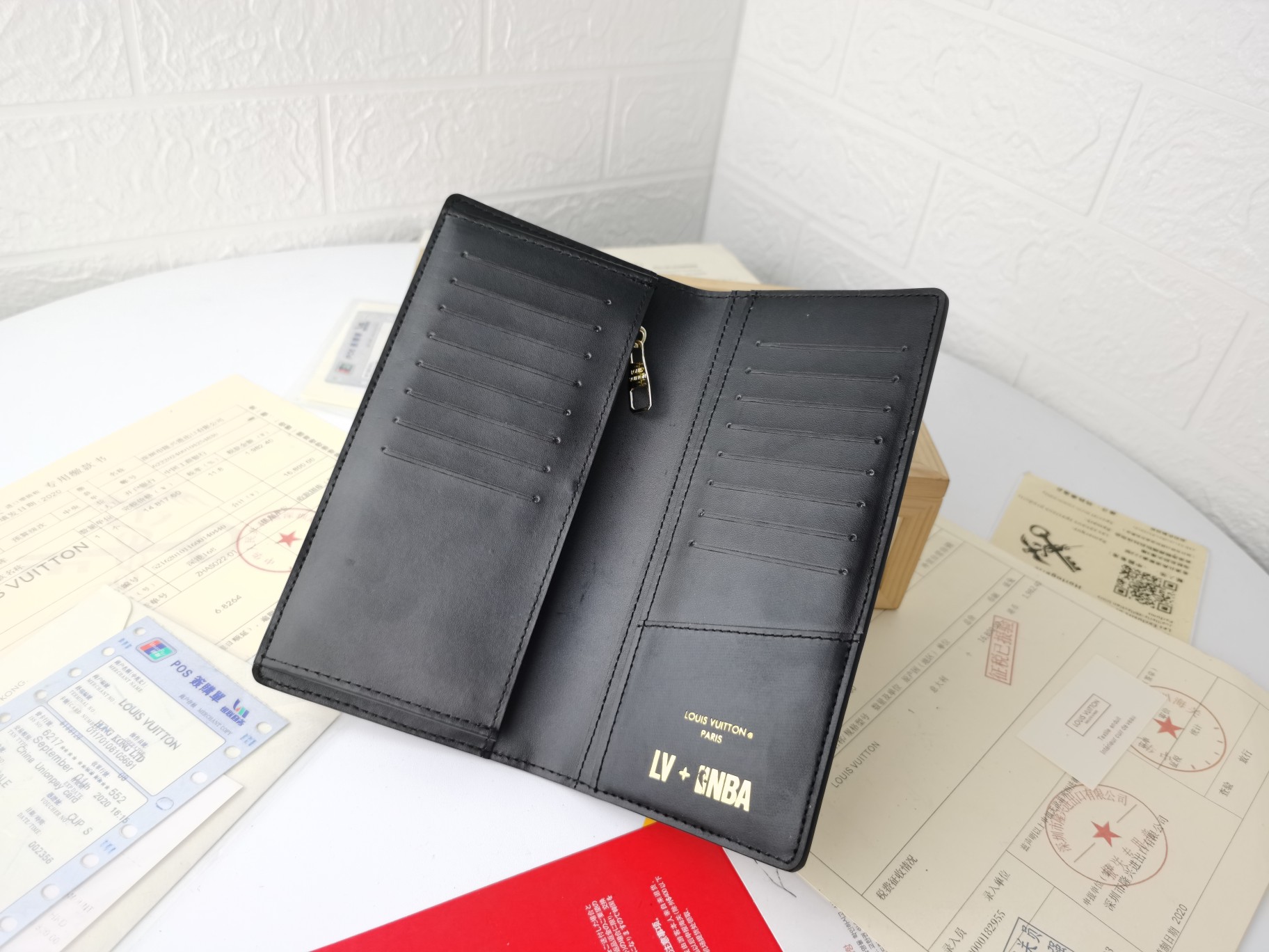 BRAZZA 財布 - 粒面皮革のモノグラムデザインと実用的な収納